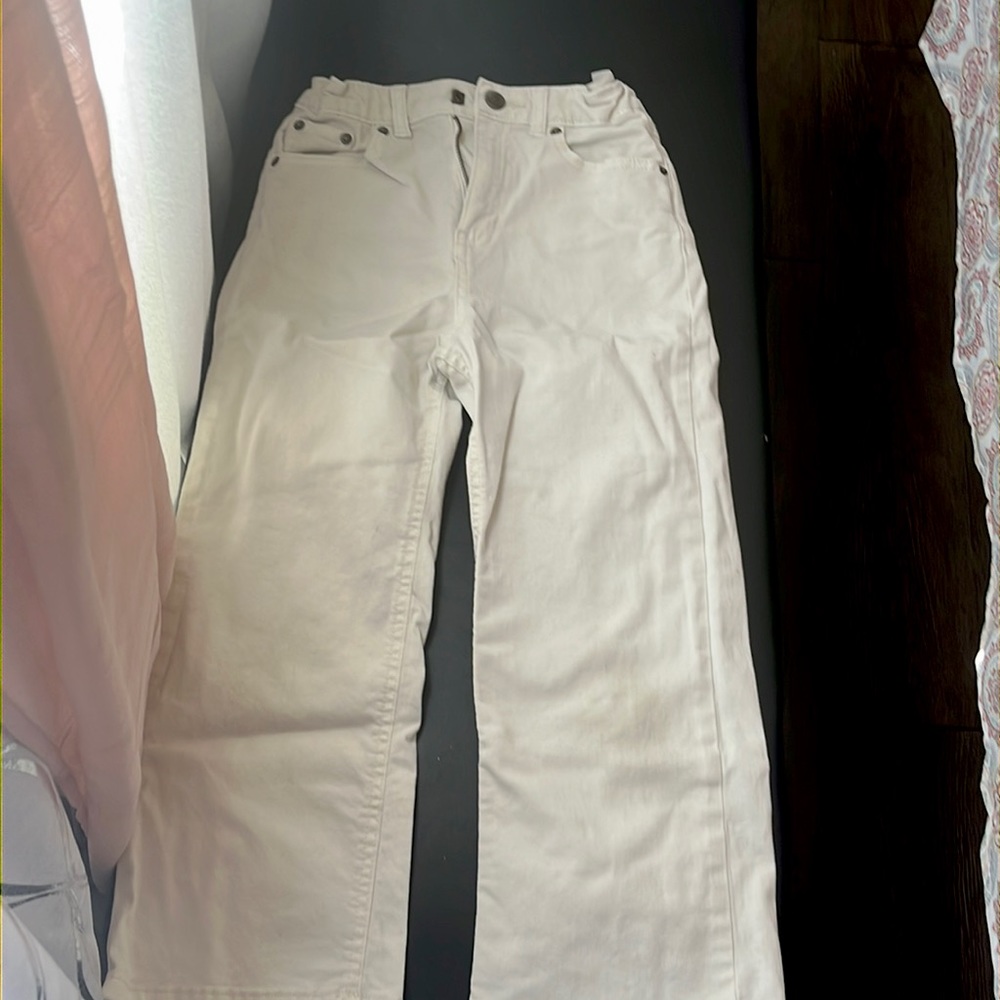 Color is white the size is eight for girls